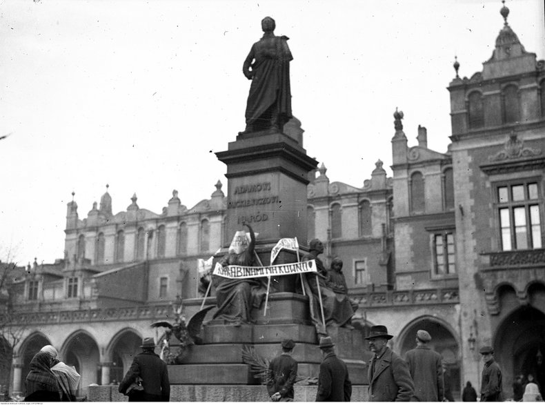 Słynny pomnik Mickiewicza w Krakowie zniknął na 15 lat