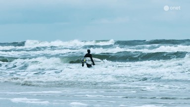 Surferzy ruszają nad Bałtyk. Mimo warunków mierzą się z potęgą morza