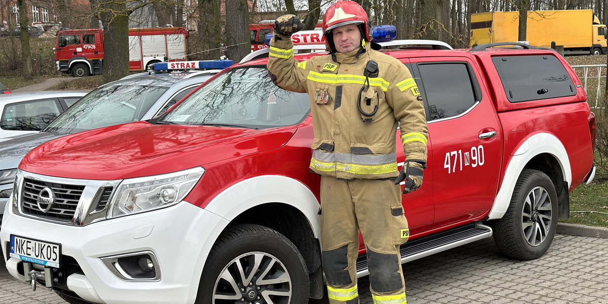Strażak pracuje jako ratownik kierowca