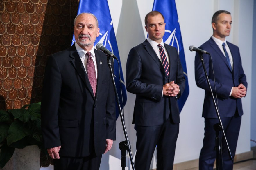 Antoni Macierewicz, Tomasz Szatkowski i prezes Polskiej Grupy Zbrojeniowej Błażej Wojnicz podczas konferencji prasowej w MON, 6 lipca 2017 r.