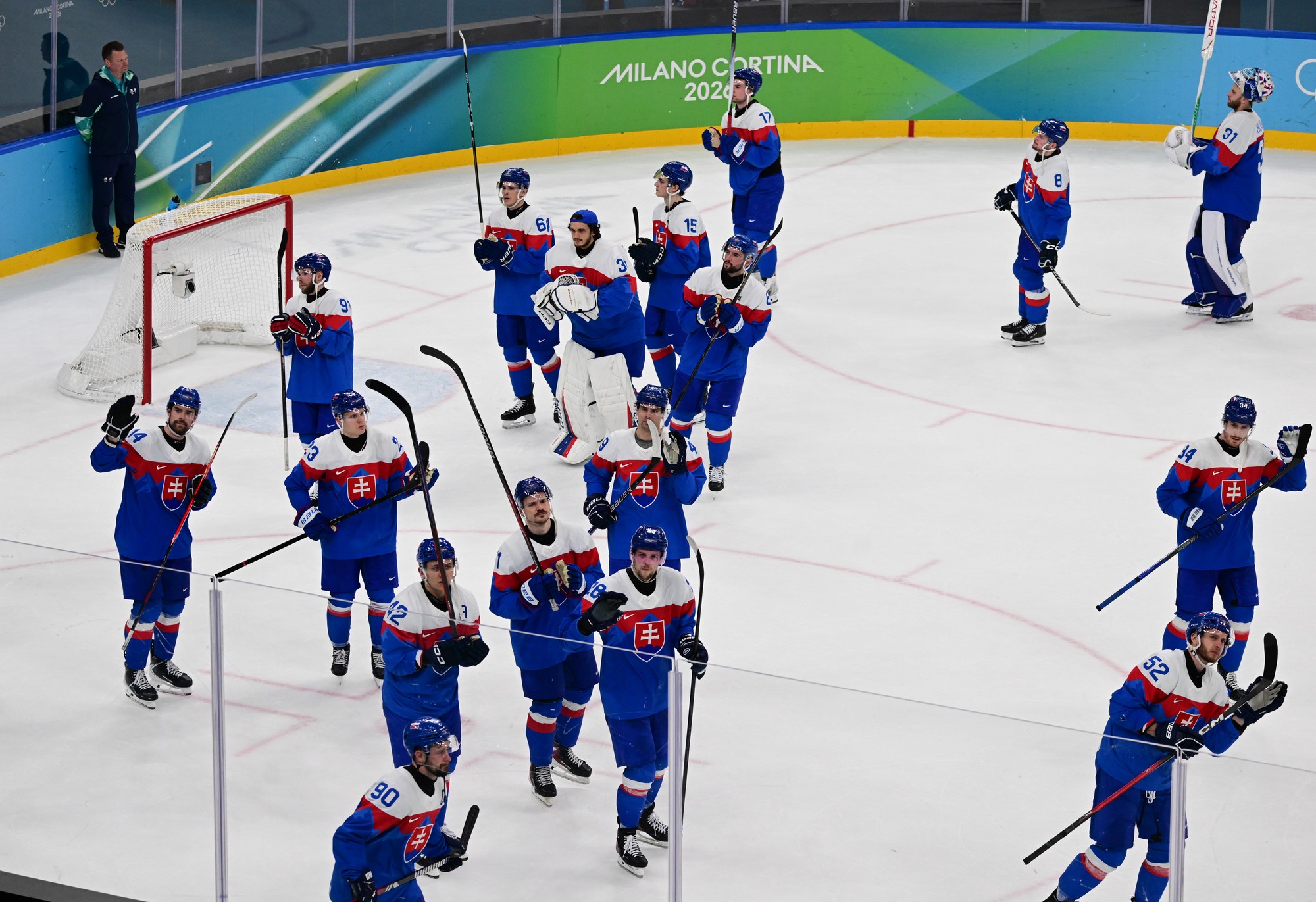 Slovenskí hokejisti ďakujú fanúšikom po prehre 1:6 s Fínskom. 