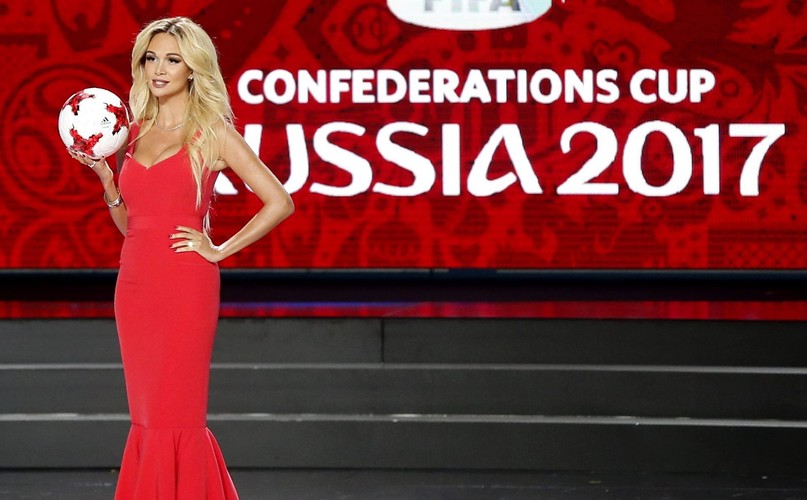 Wiktoria Łopyriewa, ambasadorka MŚ 2018, podczas ceremonii losowania Pucharu Konfederacji