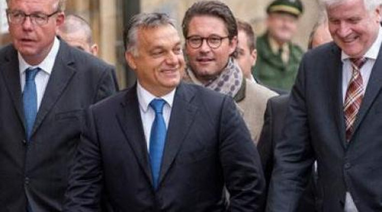 Orbán: Meg kell fontolnunk, hogy átengedjük a migránsokat