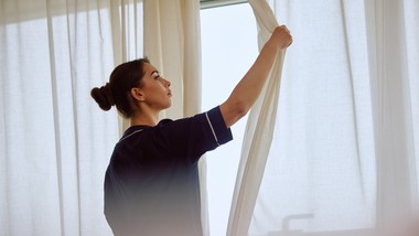 to sekret śnieżnobiałych firanek. co wsypać do wody przed praniem? oto sprawdzone, domowe sposoby na poszarzałe firanki