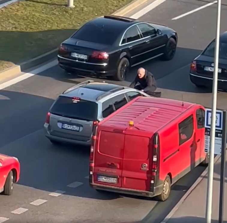 Polícia začala trestné stíhanie v prípade muža, ktorý vyskočil na kapotu auta.