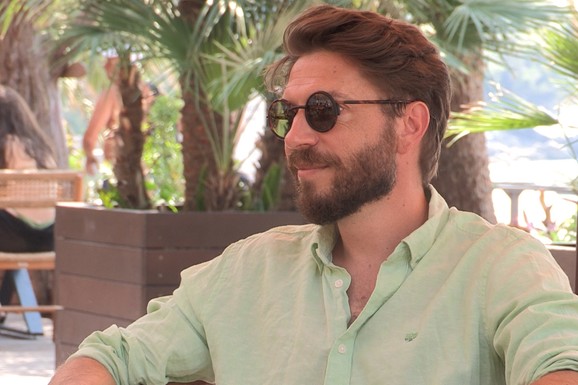 "PSIHOPATA MI JEDNOM MESEČNO LOMI RETROVIZORE I BRISAČE" Naš glumac progovorio o agoniji kroz koju prolazi:"Uništava mi imovinu da bi iskalio bes" (Foto)