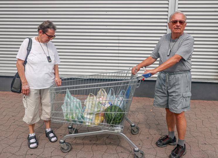 Kis Sándor és felesége nem győzi követni az árakat, sok dologról már lemondtak, hamarosan maguk sütik otthon a kenyeret, olyan drága lett a boltban / Fotó: Zsolnai Péter