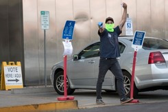 Uzbrojony tłum zwolenników Trumpa przed lokalem wyborczym. Chodzi o liczenie głosów