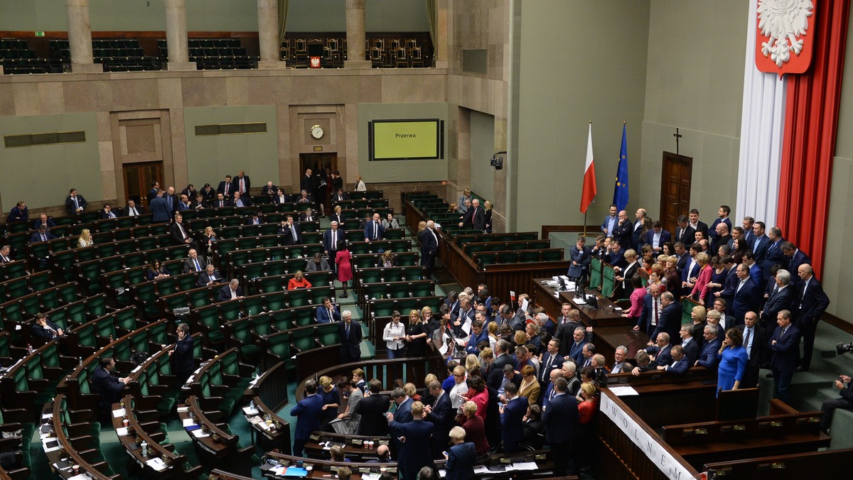 - Kiedyś protestowaliśmy raz na jakiś czas, ale jak tak dalej pójdzie, to nie będzie opłacało się schodzić z ulicy – komentują rozmówcy Onetu, którzy w Trójmieście demonstrują przeciwko wczorajszym wydarzeniom w Sejmie. O głos poprosiliśmy tutaj pomorskich posłów PO, PiS i Nowoczesnej. Dla Onetu wypowiedzieli się też politycy innych ugrupowań, a także lider KOD.