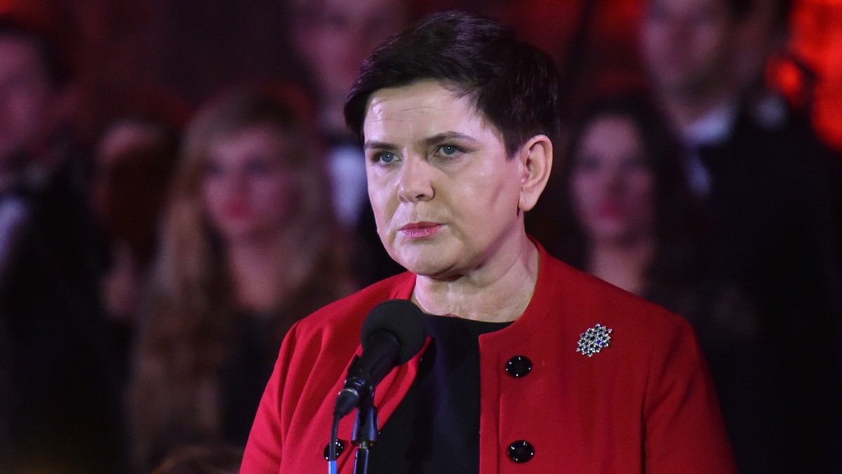 Ludzie w Europie czują coraz bardziej, że elity w Brukseli (...) nie rozumieją problemów, którymi powinny być zaniepokojone - oceniła premier Beata Szydło w rozmowie z brytyjskim dziennikiem "Financial Times" i podsumowała pierwsze dwa lata jej rządu, przyrównując je do występu reprezentacji Polski w piłce nożnej.