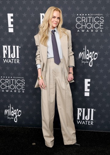 Nicole Kidman szettje olyan erős és egyértelmű meghosszabbítása volt új filmjének, a Babygirlnek, hogy ennél jobbat nem is választhatott volna. A túlméretezett megjelenés egyébként a Saint Laurent 2025-ös tavaszi ready-to-wear kollekciójából származik.