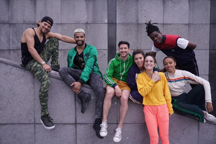 Imponujące widowisko z udziałem zwycięzcy francuskiego „Tańca z gwiazdami” Rayane’a Bensettiego oraz pięknej absolwentki szkoły baletu w Paryżu Alexii Giordano poruszy każdego! Najbardziej roztańczony film wiosny o miłości między hip-hopowcem a baletnicą - w kinach od 17 maja.