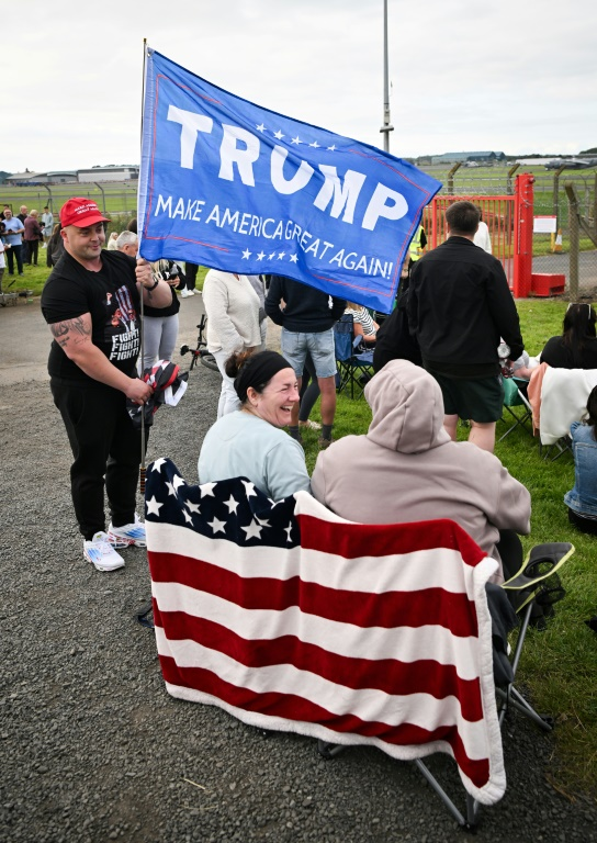 Trump joue au golf en Écosse sous haute sécurité
