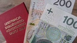 chcą wprowadzenia nowego dodatku do emerytury. dla kogo 300 zł miesięc