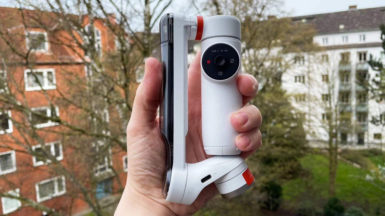 Insta360 Flow po złożeniu mieści się w kieszeni spodni lub kurtki. Tymczasem smartfon może pozostać w magnetycznym uchwycie i jest szybko gotowy do ponownego użycia