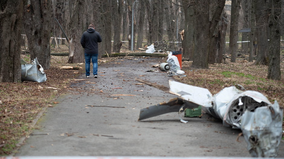 Fragment rosyjskiego pocisku w kijowskim parku. Od kilku dni trwa wzmożony atak Rosjan na Ukrainę