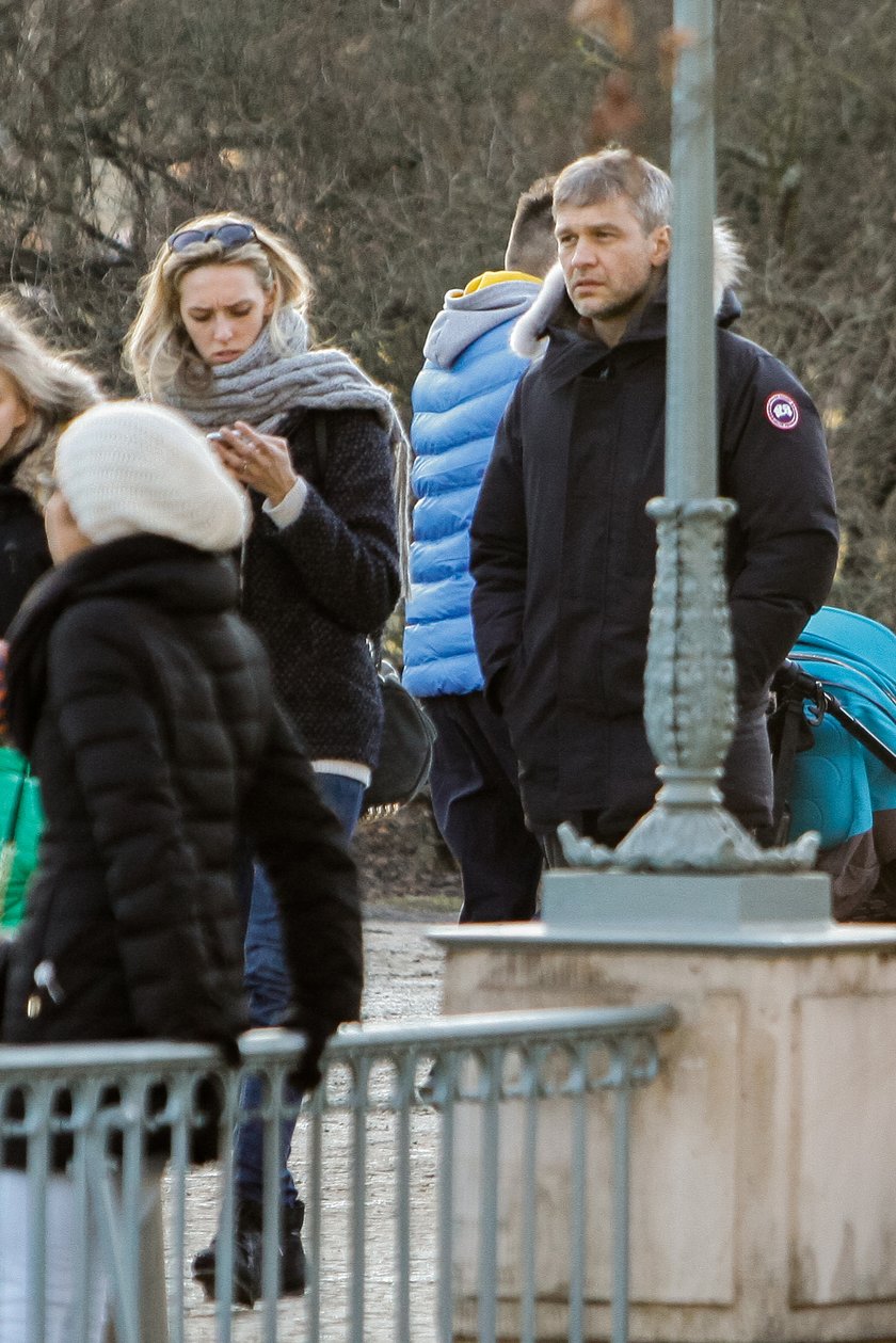 Michał Żebrowski z żoną Aleksandrą i dziećmi na spacerze w parku