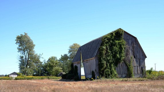 Stodoła z wycięciem. Drobny detal, który dodaje charakteru.