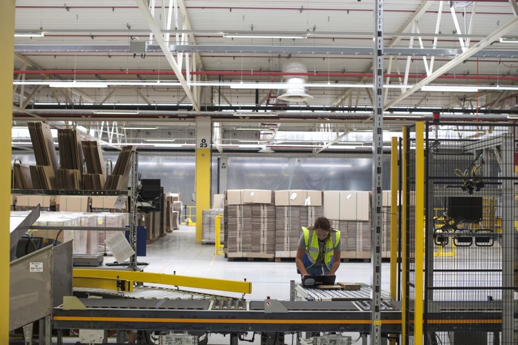 <a href='http://forsal.pl/artykuly/843030,niskie-koszty-pracy-kontra-rozwoj-gospodarczy-jak-amazon-namieszal-na-polskim-rynku-pracy.html' style='color: blue'>Jak Amazon namieszał na polskim rynku pracy</a>
<br>
„Porównując stawkę Amazona do wprowadzanej od stycznia 2015 stawki niemieckiej płacy minimalnej na poziomie 8,5 euro za godzinę, możemy mówić o wyzysku. Dyskusyjna jest też kwestia przywilejów, które uzyskują tego typu firmy w porównaniu z małymi i średnimi przedsiębiorstwami pozbawionymi dostępu do tego typu preferencji” - mówi dr Beata Woźniak-Jęchorek z UE w Poznaniu. Czy Polsce potrzebne są inwestycje opierające nasz rozwój na taniej sile roboczej?