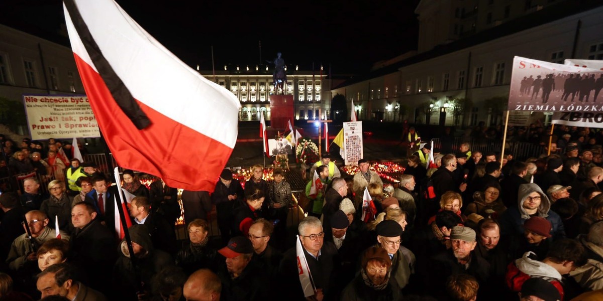 Egzorcyzmy na obchodach 10 kwietnia pod Pałacem Prezydenckim.