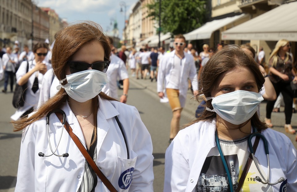 Lekarze-rezydenci chcą podwyżek. Protest w Warszawie