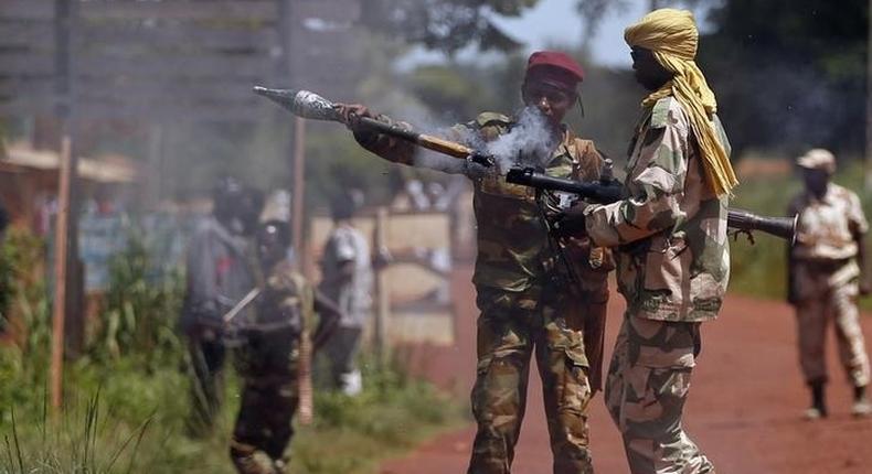 A Seleka fighter prepares a rocket propelled grenade (RPG) to be fired towards French troops in Bambari May 24, 2014.  REUTERS/Goran Tomasevic