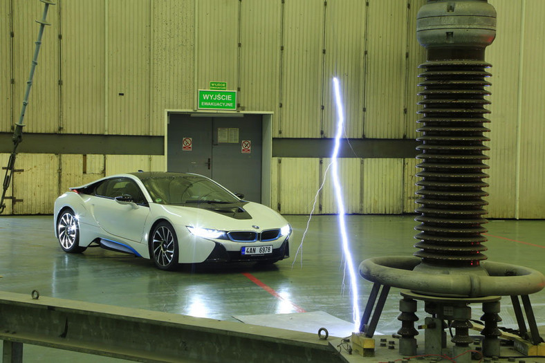 BMW i8 - samochód z piorunującym wrażeniem