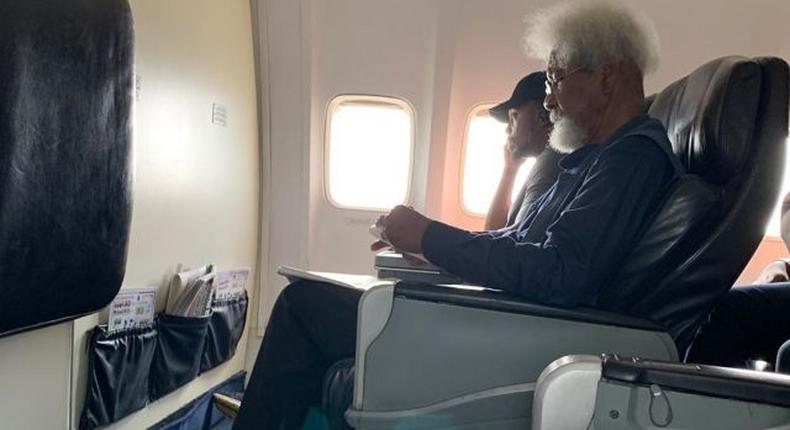 Young ‘I know my right’ man fights with professor Wole Soyinka over flight seat, forces the renowned author to vacate