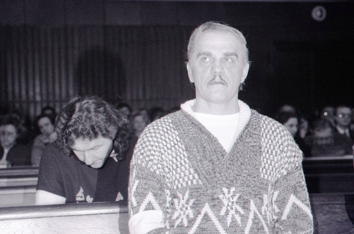 Na archívnej snímke zo 17. januára 1992 obžalovaní Ján Molnár (v popredí) a Ľubor Masár (sklonená hlava), ktorých  Mestský súd v Bratislave na hlavnom pojednávaní odsúdil na mimoriadny trest - doživotie, s výkonom v tretej nápravnej skupine.