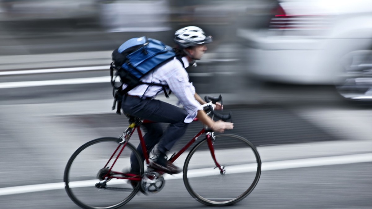 Brytyjski rowerzysta miał problem z pieszymi wchodzącymi na ścieżki rowerowe i utrudniającymi mu przejazd. Wpadł więc na skuteczny pomysł, jak uporać się z łamiącymi przepisy ludźmi.