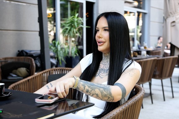 "ANELI JE POBEDNICA ELITE" Diskvalifikovana učesnica urnisala Asmina i Sofiju: "Dane treba da je gazi još više" (Video)