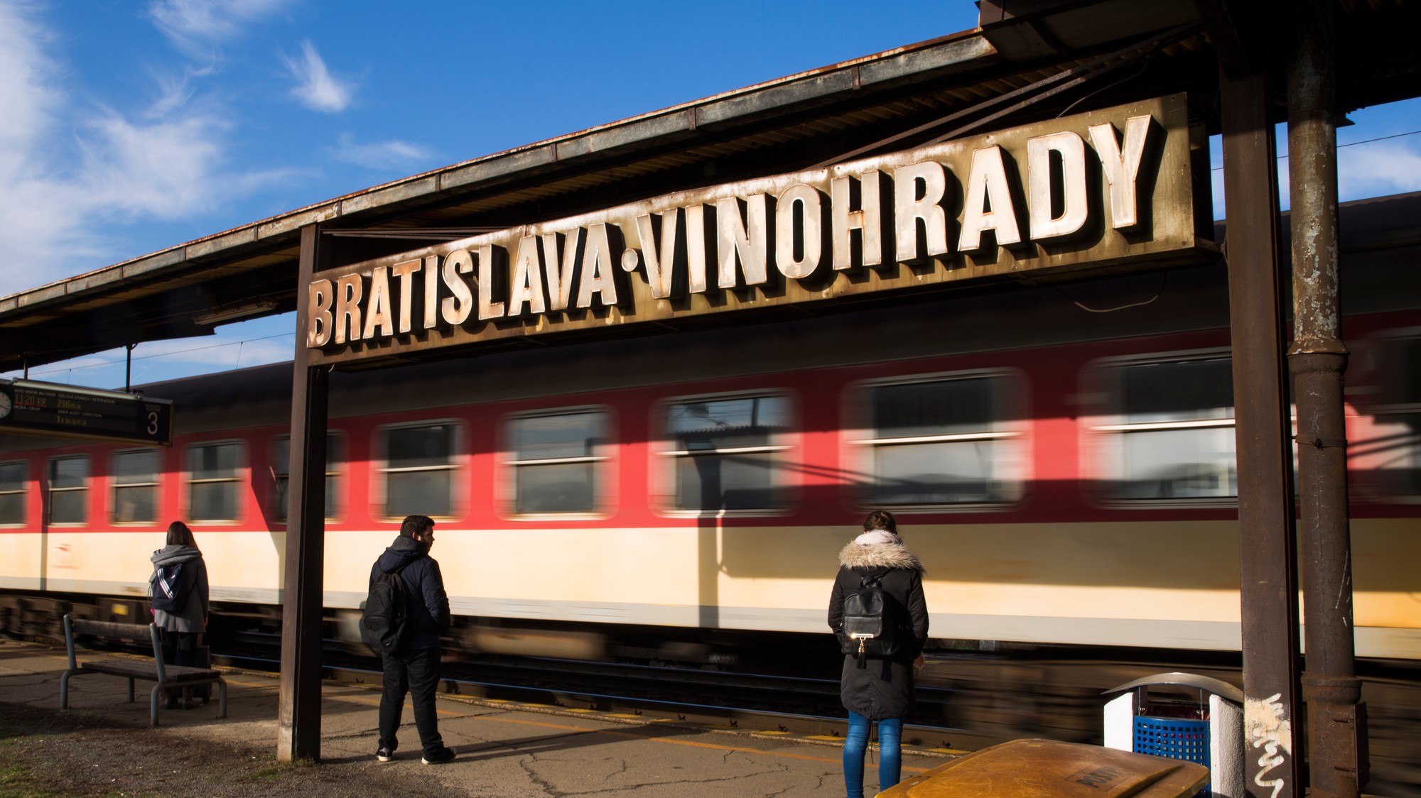 Medzi stanicami Bratislava-Vinohrady a hlavnou stanicou je poškodené trakčné vedenie. (ilustračné foto)