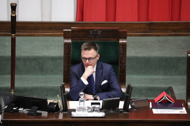 Marszałek Sejmu Szymon Hołownia na sali obrad izby w Warszawie
