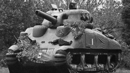 Gumowy, nadmuchiwany czołg Sherman - domena publiczna