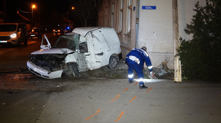 Lakóháznak ütközött egy autó Nagykőrösön, a sofőr meghalt / Fotó: MTI/Donka Ferenc 