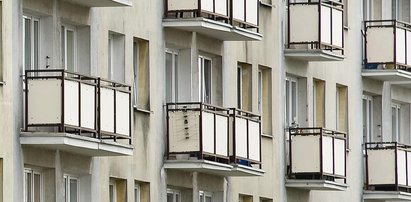 Szokujące sceny w Lublinie. Kobieta wyrzucała torby z pieniędzmi