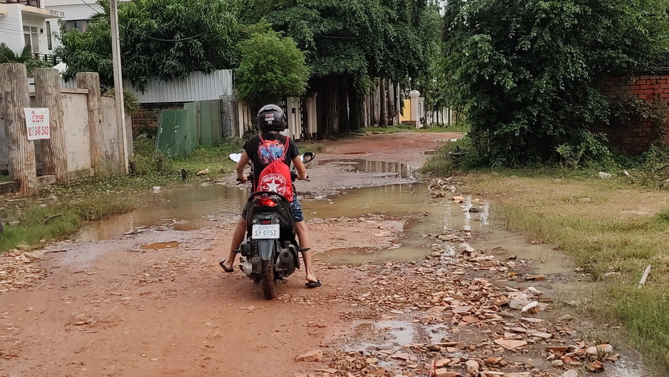 Jazda skuterem po kambodżańskich drogach