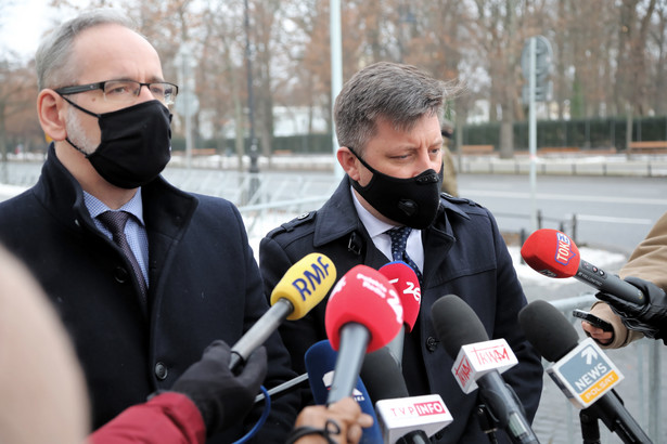 Szef KPRM Michał Dworczyk (P) i minister zdrowia Adam Niedzielski (L)