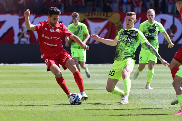 Zawodnik Widzewa Łódź Juan Ibiza (L) i Dawid Kurminowski (P) z Zagłębia Lubin podczas meczu 32. kolejki piłkarskiej Ekstraklasy