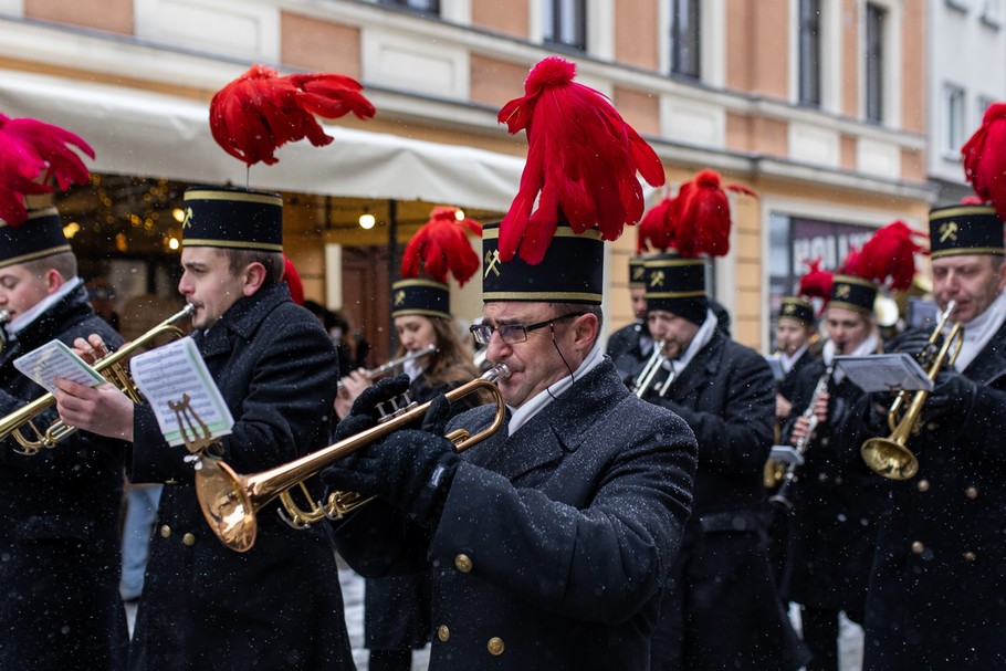 Górnictwo to jedna z niewielu branż, w których zarobki zwiększyły się realnie. Na zdjęciu górnicy podczas obchodów Barbórki w Tarnowskich Górach (zdjęcie ilustracyjne)