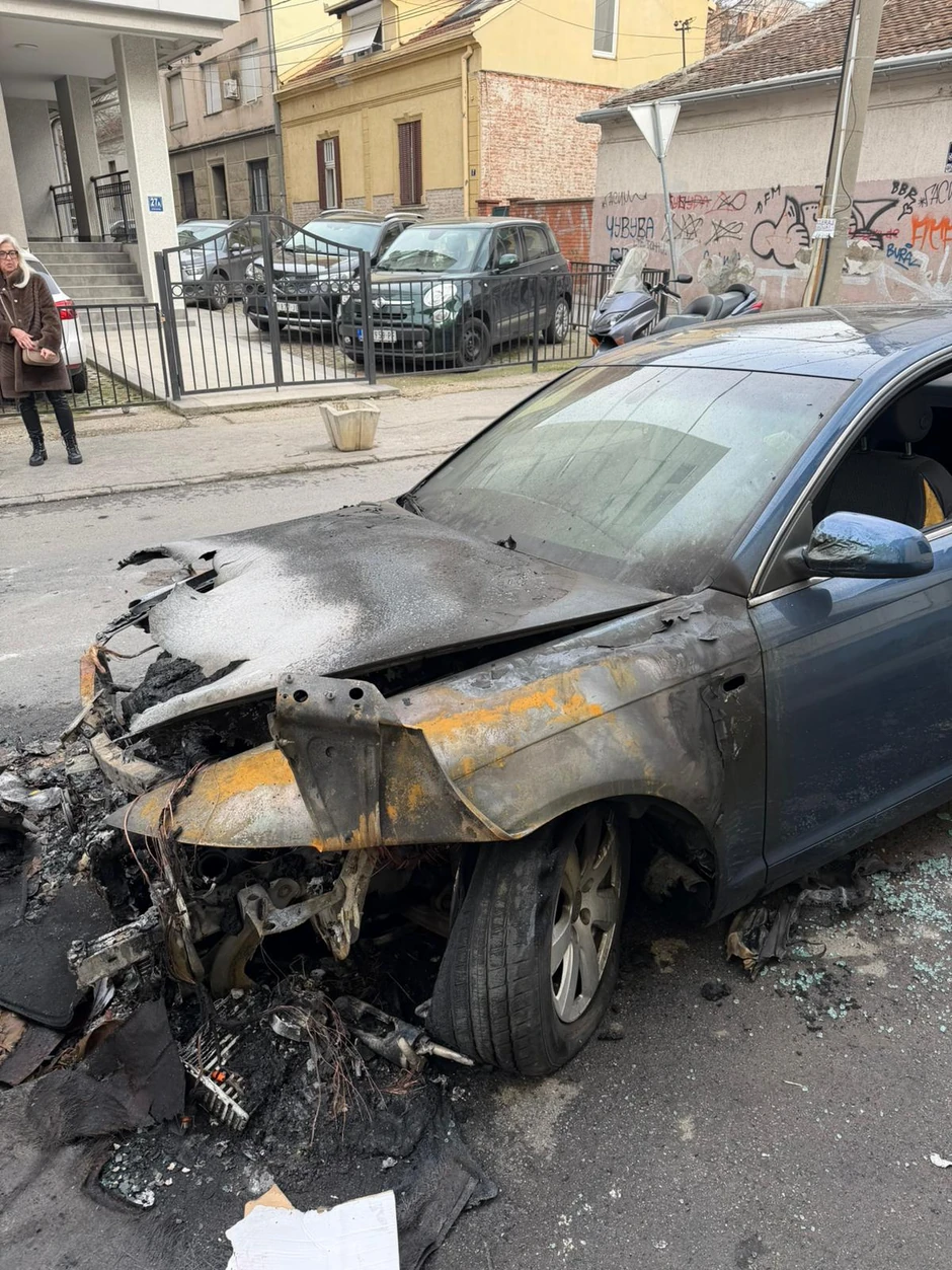 Zapaljen automobil na Vračaru