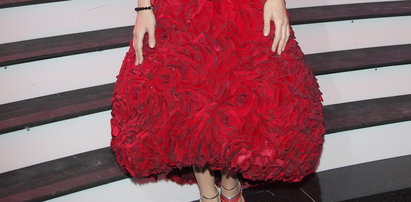 WOW! Suknia Wendzikowskiej z 50 tys. płatków róż!