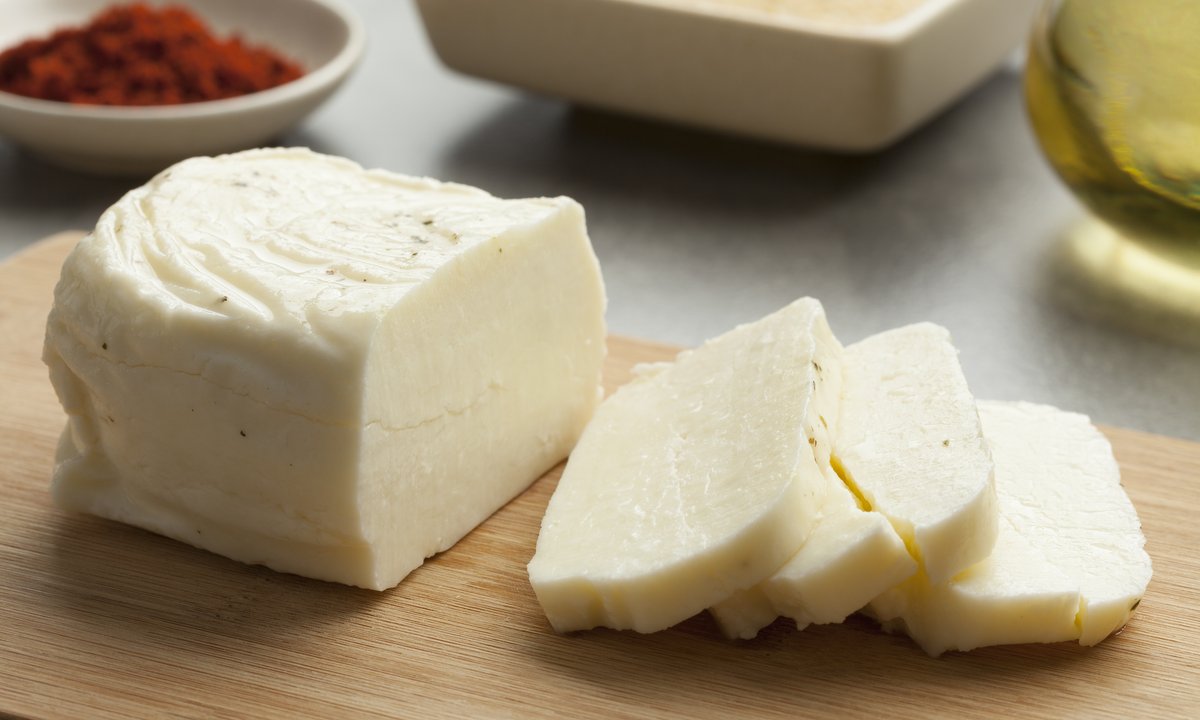 Seniorzy powinni zajadać się tym serem. Ma niemal tyle białka co mięso!