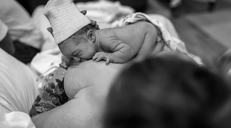 Nowo narodzone dziecko szuka piersi swojej mamy
