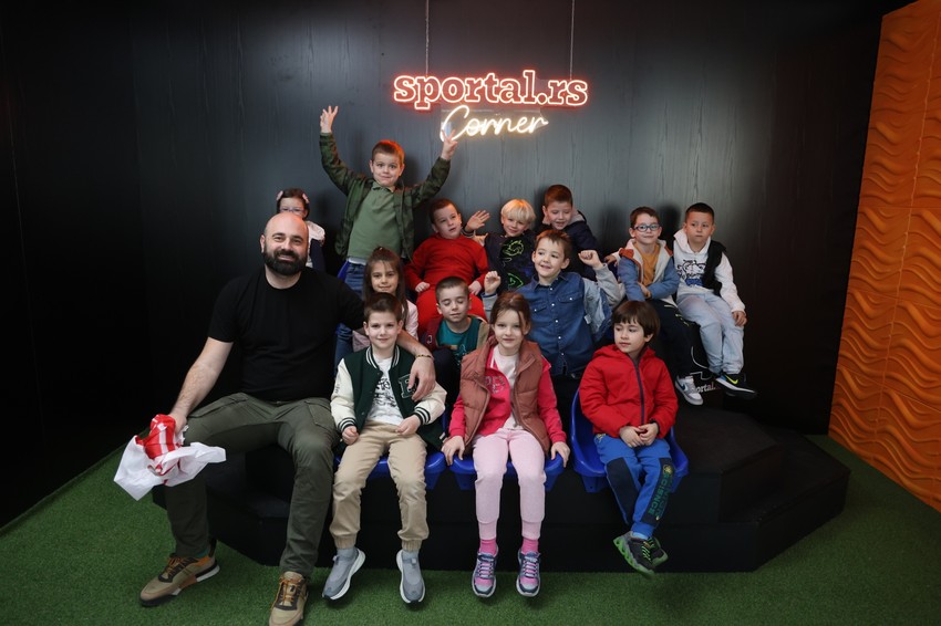 Na improvizovanoj tribini "Corner"