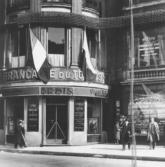 1932 -  Paryż - Lokal "Orbisu" z zewnątrz Widoczne flagi polska i francuska.