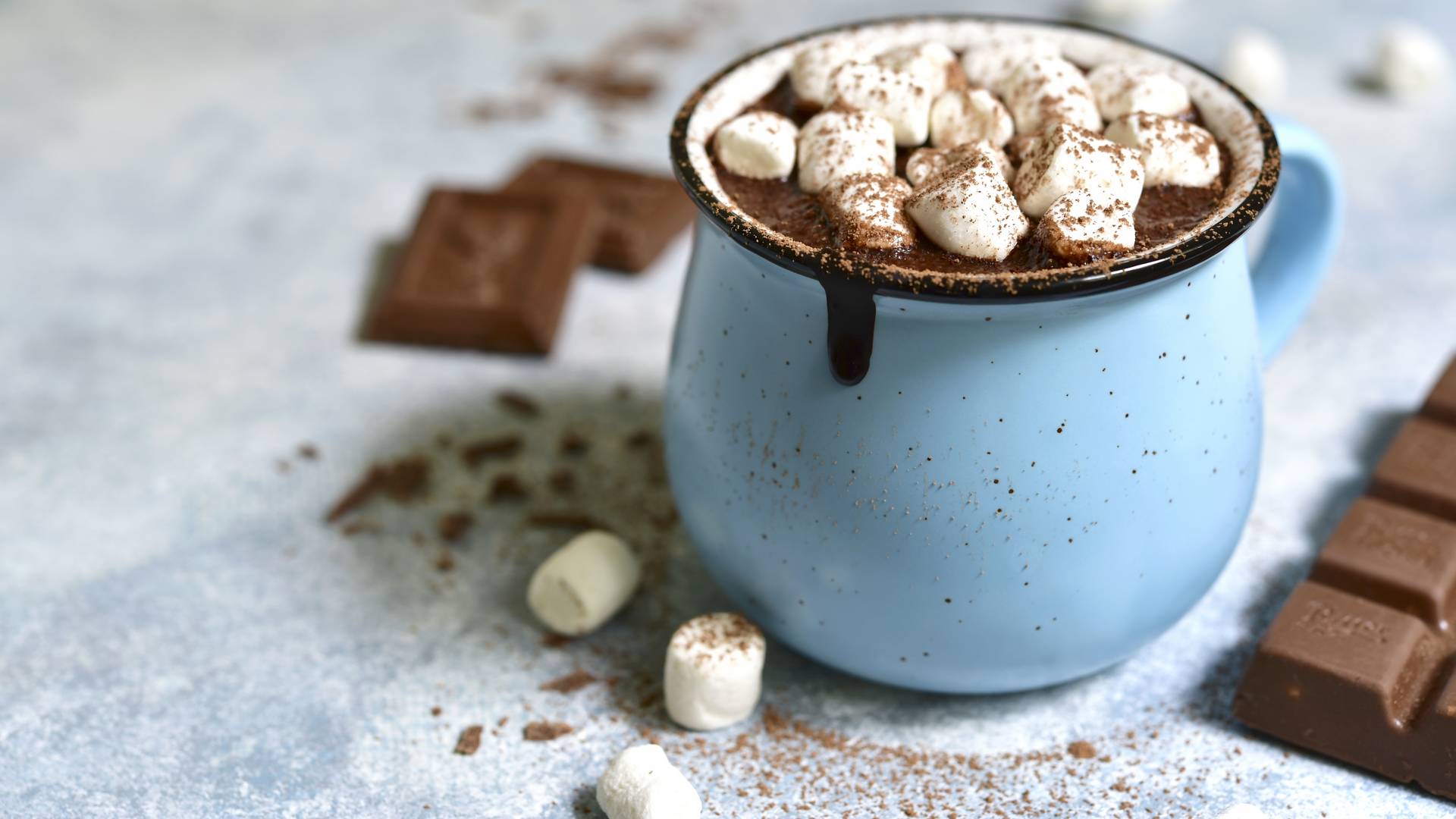 Kakao czy gorąca czekolada? Przepisy na rozgrzewające napoje idealne na jesień