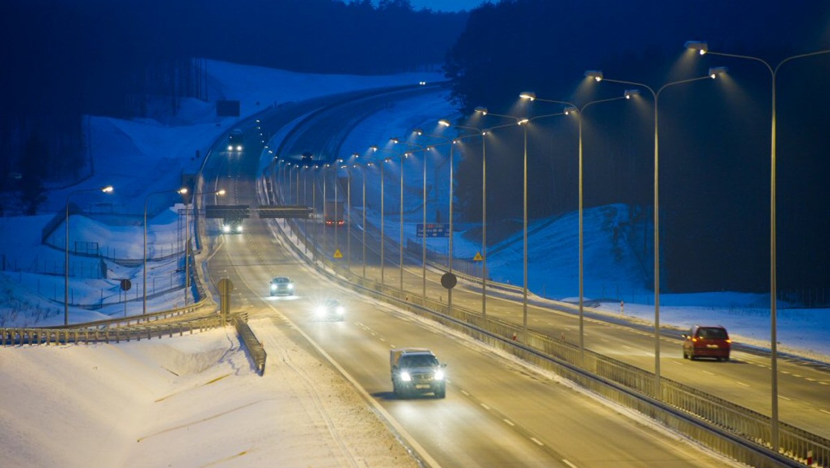 Od dziś portfel kierowców jeżdżących 150-kilometrowym odcinkiem pomiędzy Koninem a Nowym Tomyślem uszczupli się o trzy złote. Autostrada Wielkopolska podniosła opłaty za przejazd do 54 złotych. Spółka podkreśla, że nie otrzymuje dotacji od państwa i Unii Europejskiej, a opłaty przeznaczone zostaną na utrzymanie drogi i nowe inwestycje, w tym planowane poszerzenie autostrady do trzech pasów w Poznaniu.