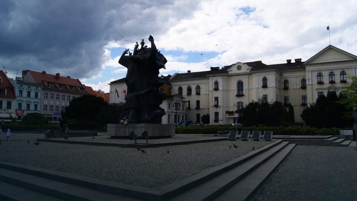 Stary Rynek w Bydgoszczy nie będzie w stu procentach taki, jak kilka miesięcy temu zapowiadali miejscy urzędnicy. Nie znajdzie się na nim okazała fontanna. Miasto szuka innego rozwiązania i deklaruje, że harmonogram przebudowy nie ulegnie zmianie. Jednak radni opozycyjnego PiS-u uważają, że plan remontu trzeba ułożyć na nowo.