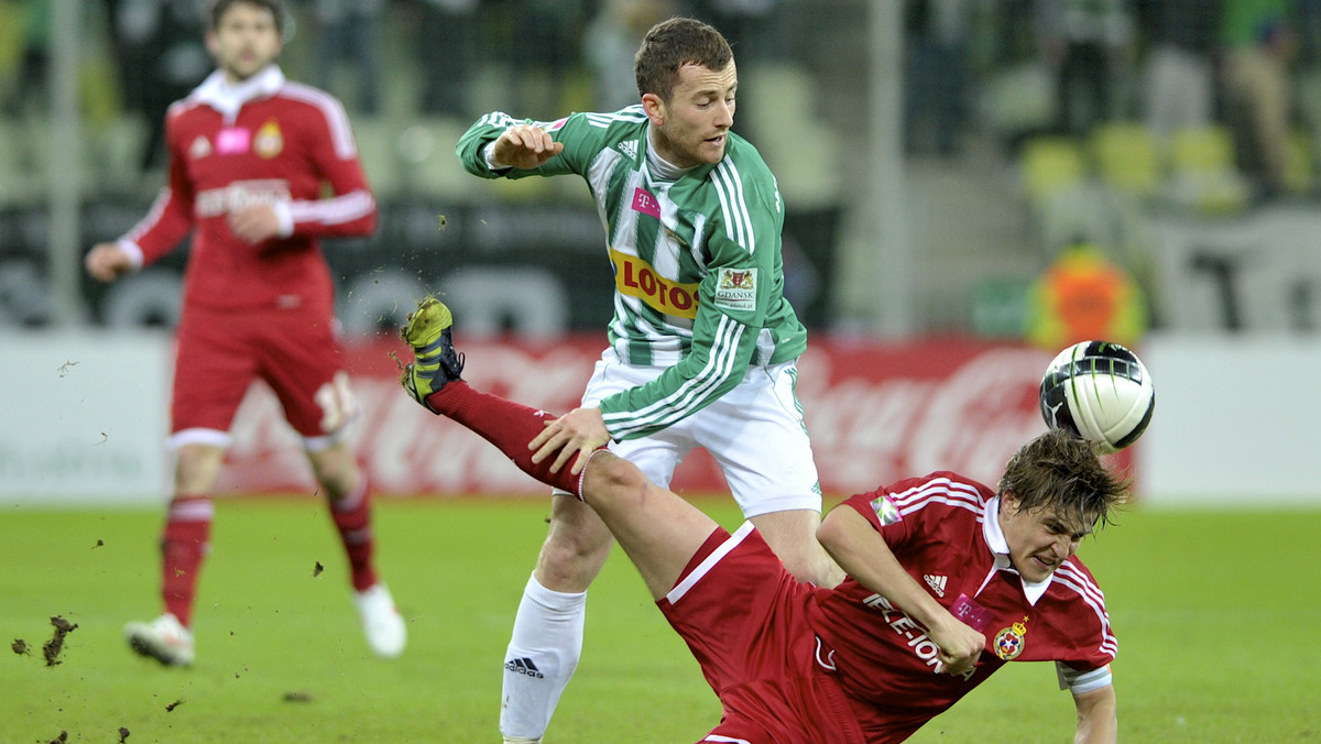 Michał Probierz już w pierwszym meczu swoim meczu na stanowisku trenera Wisły Kraków odczarował Białą Gwiazdę. Mistrzowie Polski pokonali wyjeździe Lechię Gdańsk 2:0 (2:0).